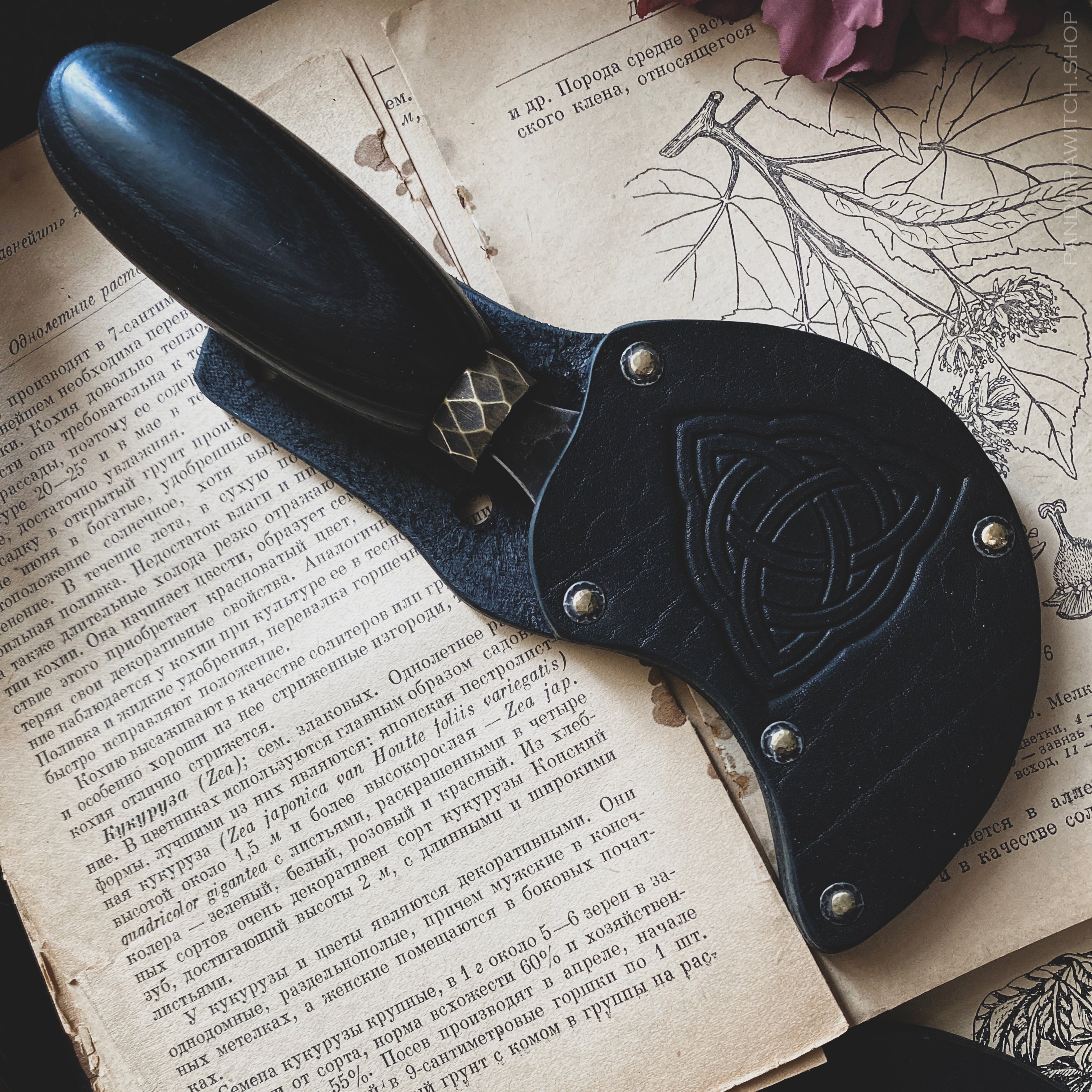 Small Boline - Witch's Guard - Triquetra