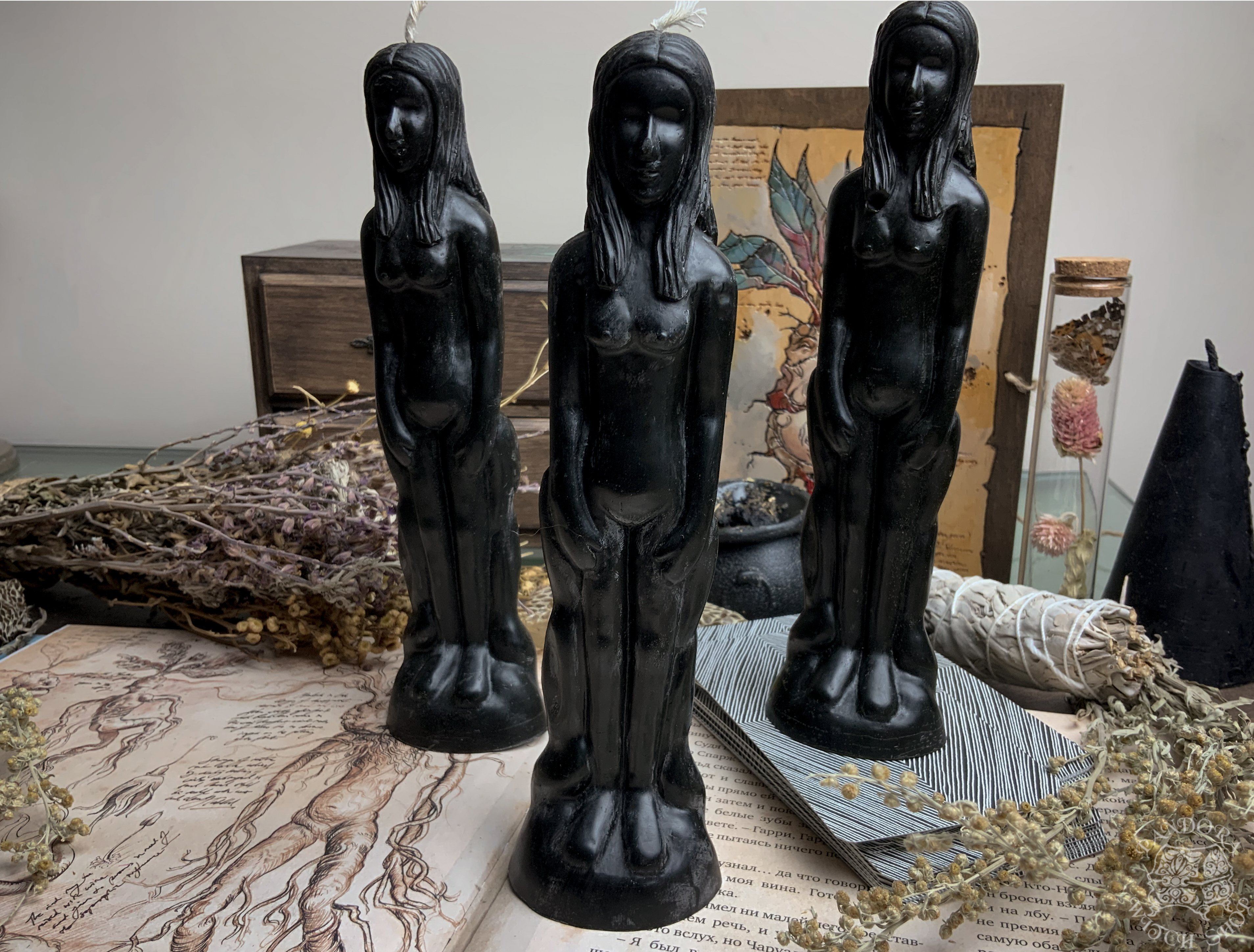 Idol Woman - Beeswax candle - Black