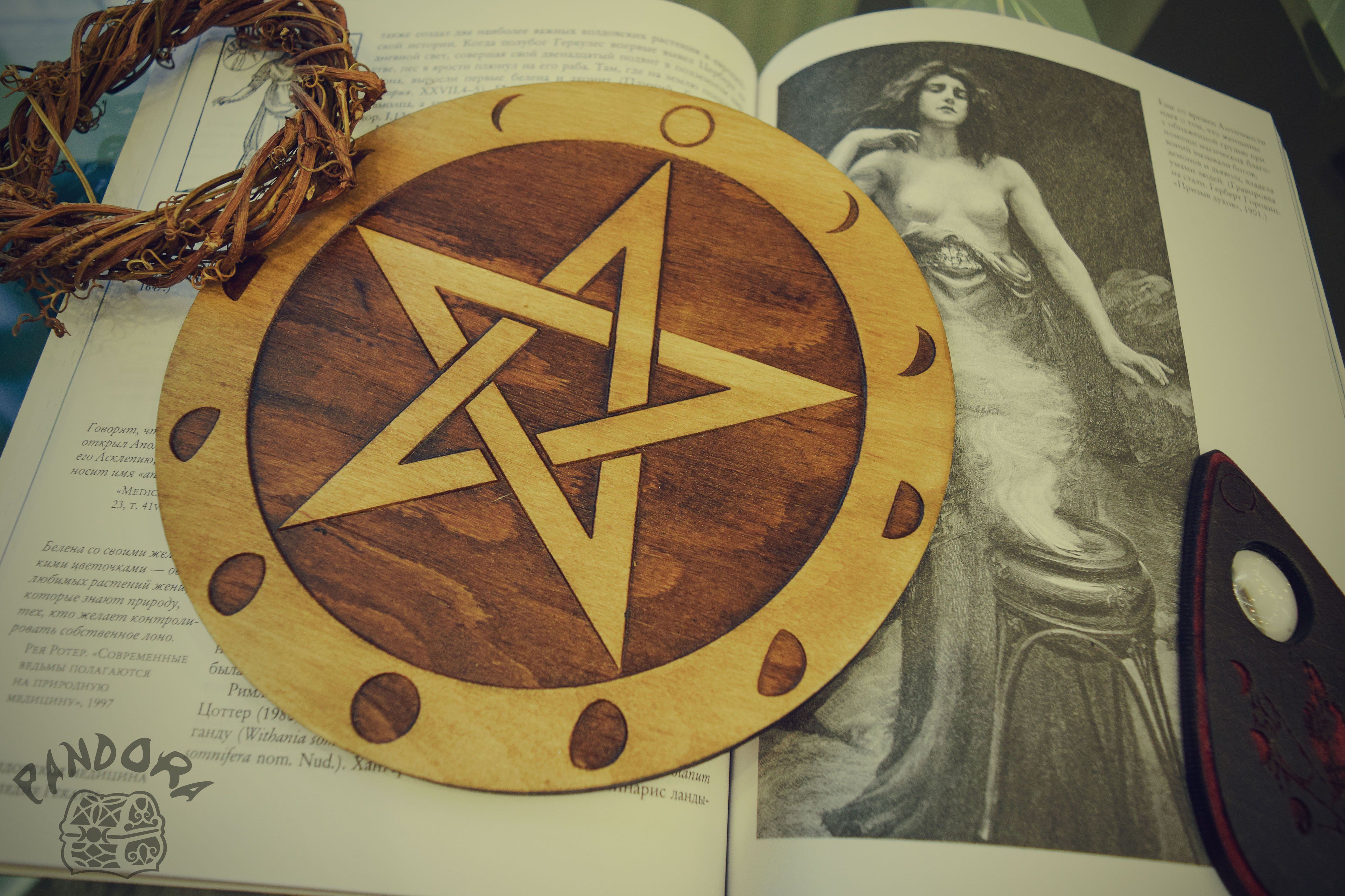 Pentagram And Moon Circle - Altar Pentacle