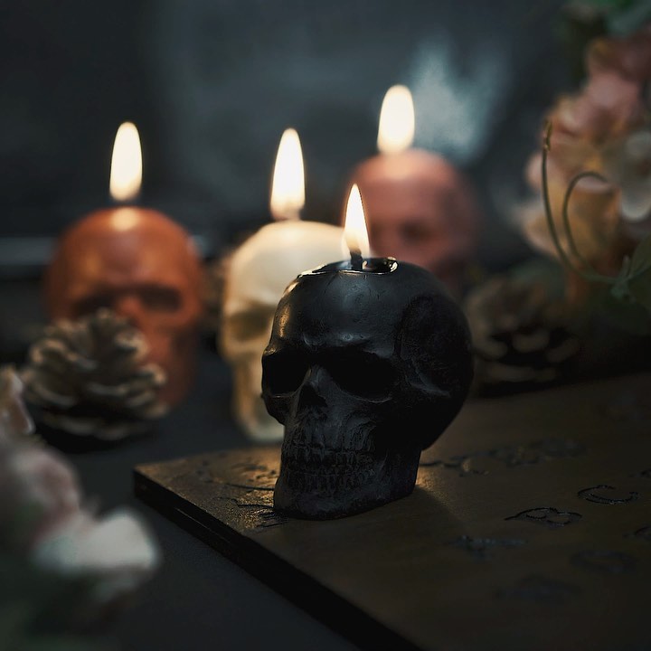 Black skull - Beeswax candle