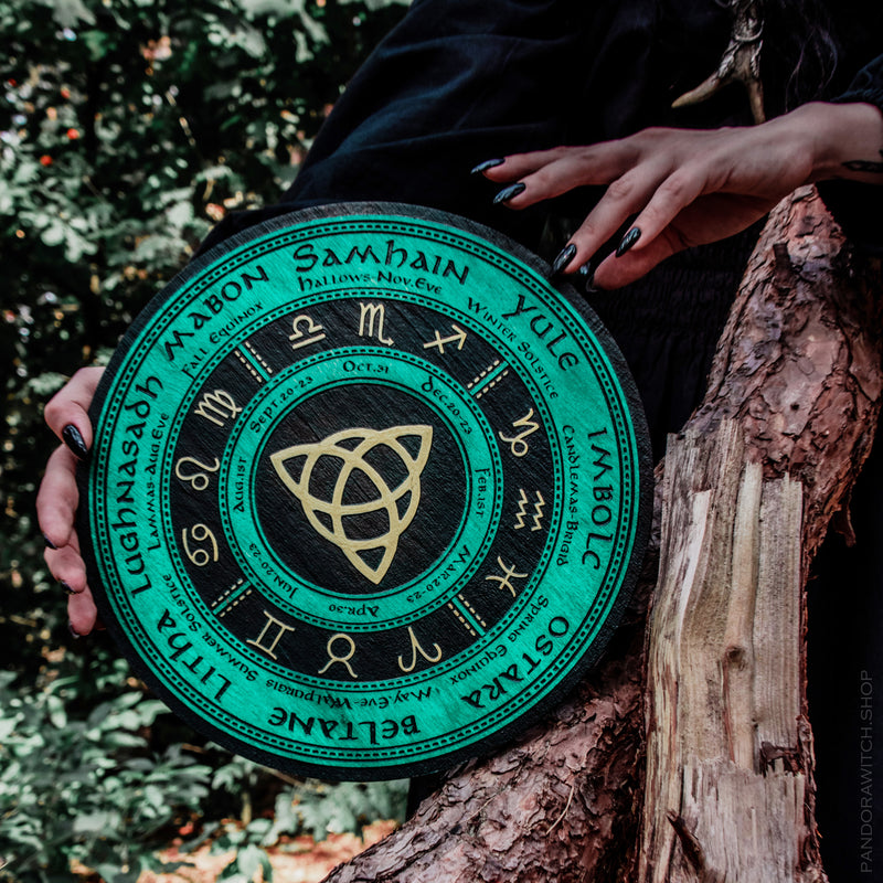 Wheel of the Year - Triquetra - Green\Gold