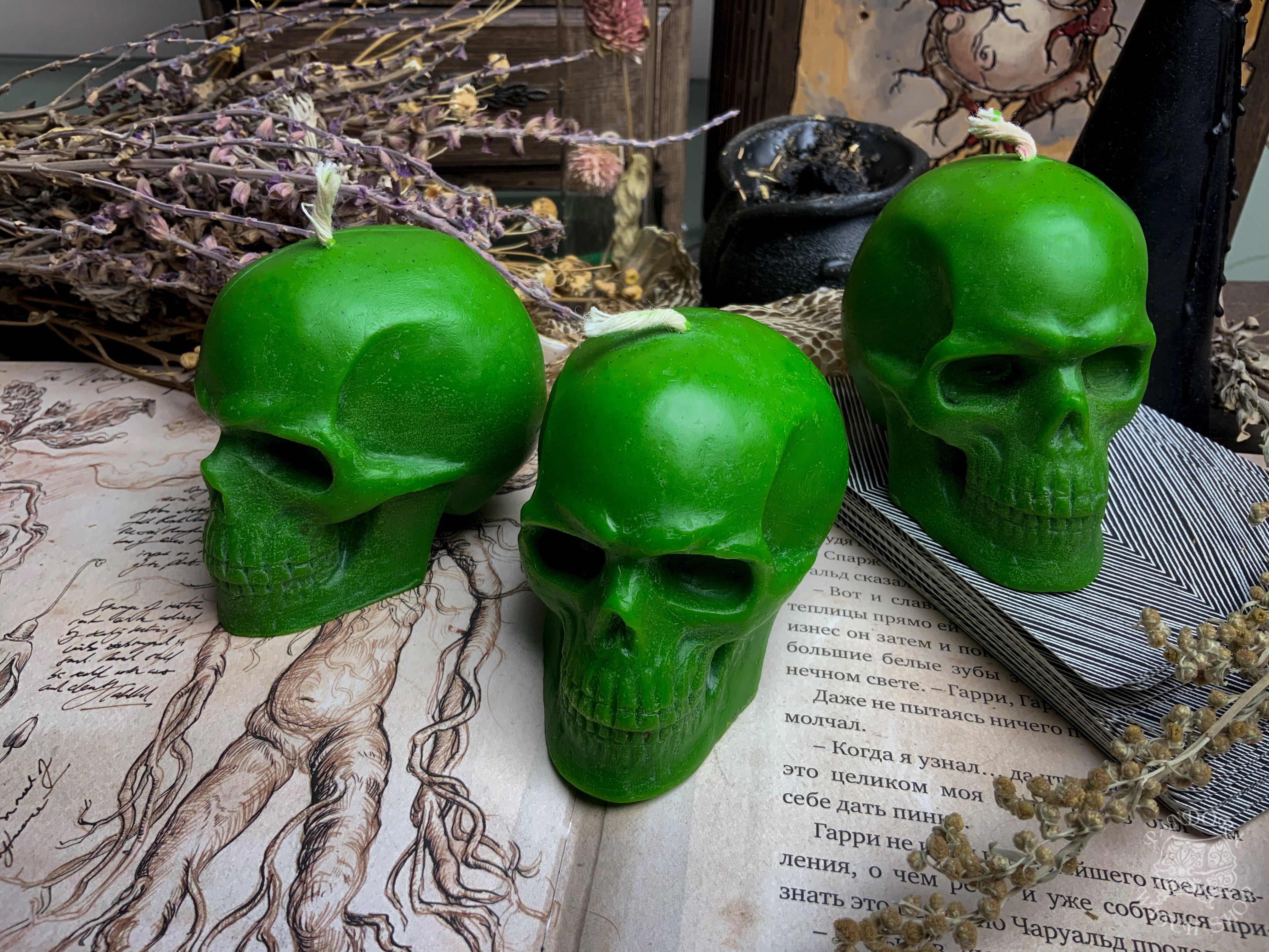 Green skull - Beeswax candle