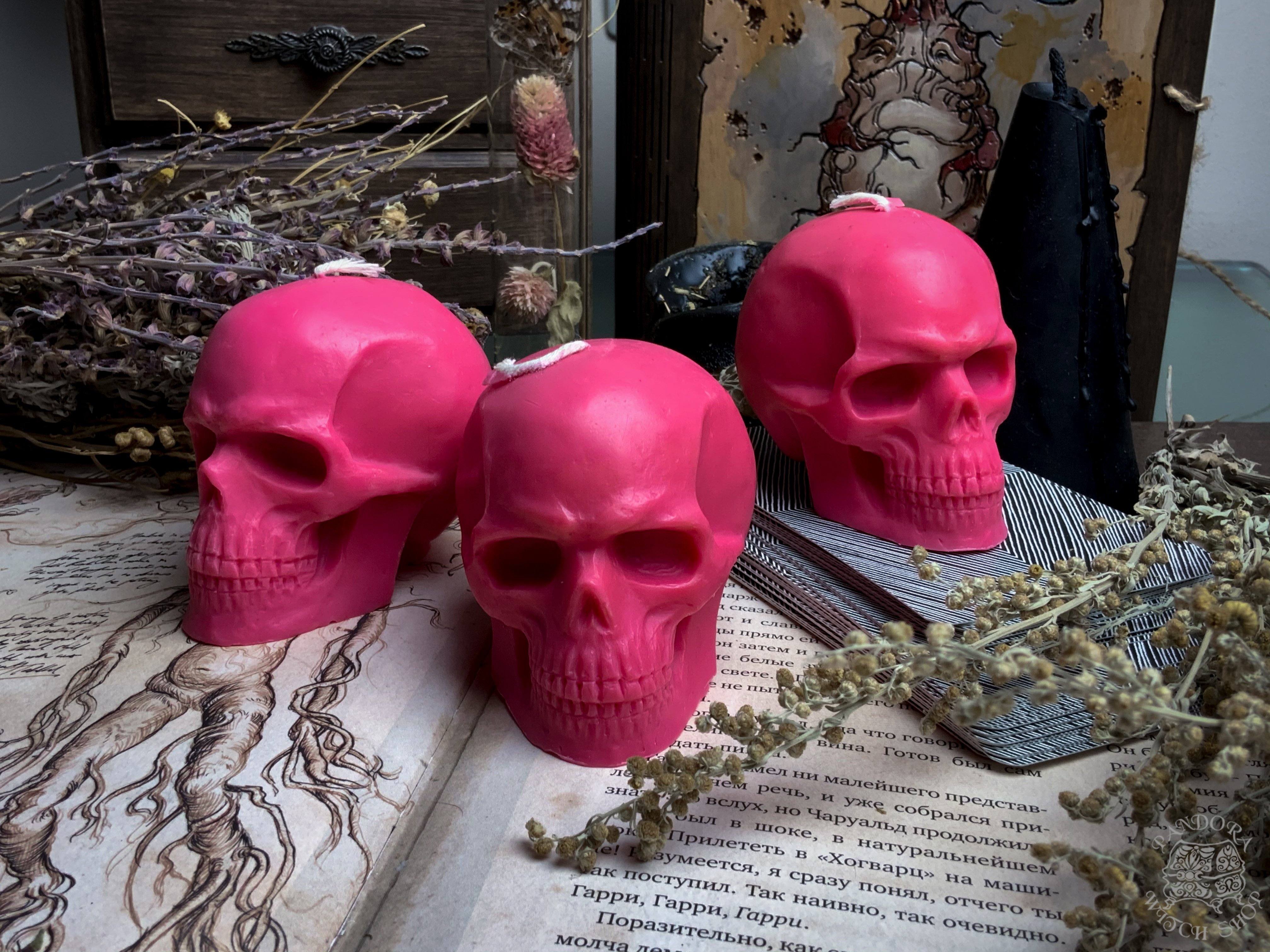 Pink skull - Beeswax candle