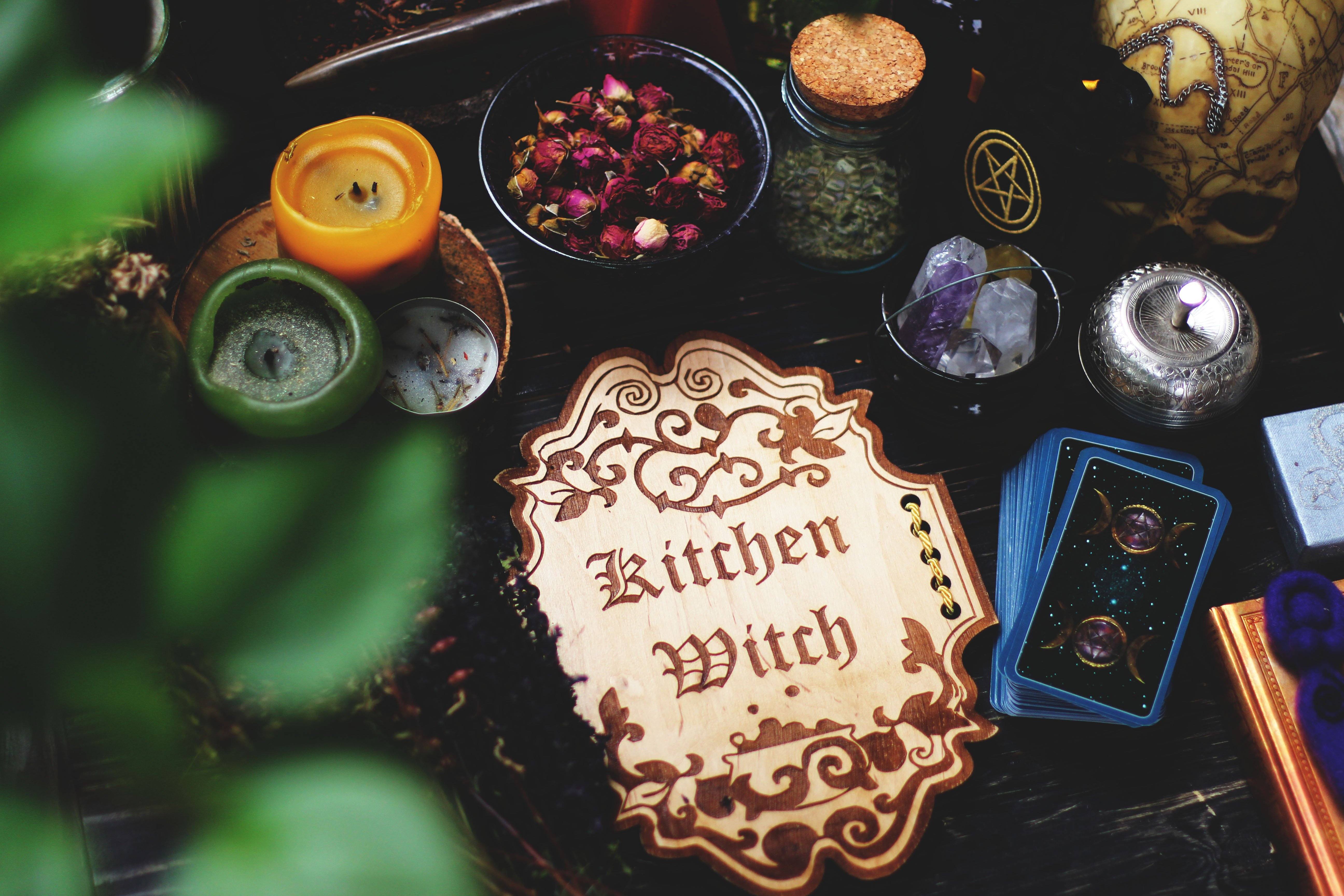Decor - Wooden Sign "Kitchen Witch"
