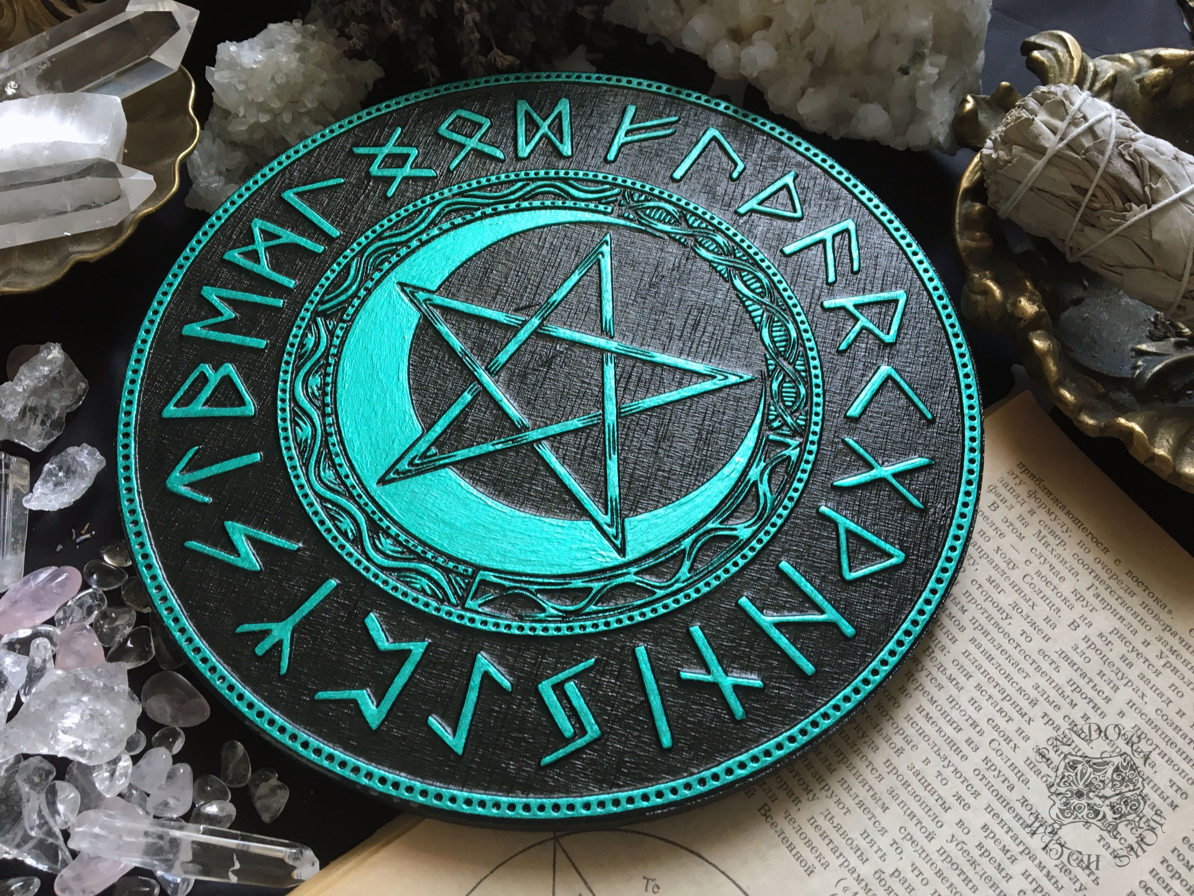 Elder Futhark Runes - PentaMoon - Black\Emerald